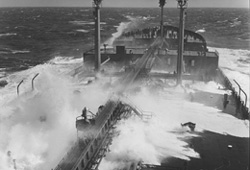 Esso Deutschland in einem Atlantik-Sturm, 1963
